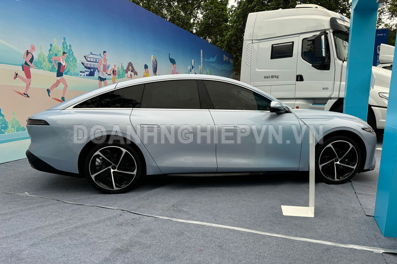 Xe sedan dài hơn 4,9 mét, công suất 218 mã lực, giá hơn 420 triệu đồng
