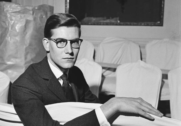 Ng&#x1B0;&#x1EDD;i &#x111;&#xE0;n &#xF4;ng &quot;c&#x1EF1;c ph&#x1EA9;m&quot; c&#x1EE7;a l&#xE0;ng thi&#x1EBF;t k&#x1EBF; th&#x1EDD;i trang: T&#xE0;i n&#x103;ng thi&#xEA;n ph&#xFA; nh&#x1B0;ng cu&#x1ED9;c &#x111;&#x1EDD;i ph&#x1EE7; &#x111;&#x1EA7;y th&#x103;ng tr&#x1EA7;m c&#xF9;ng t&#xEC;nh y&#xEA;u &#x27;c&#xF3; 1-0-2&#x27;