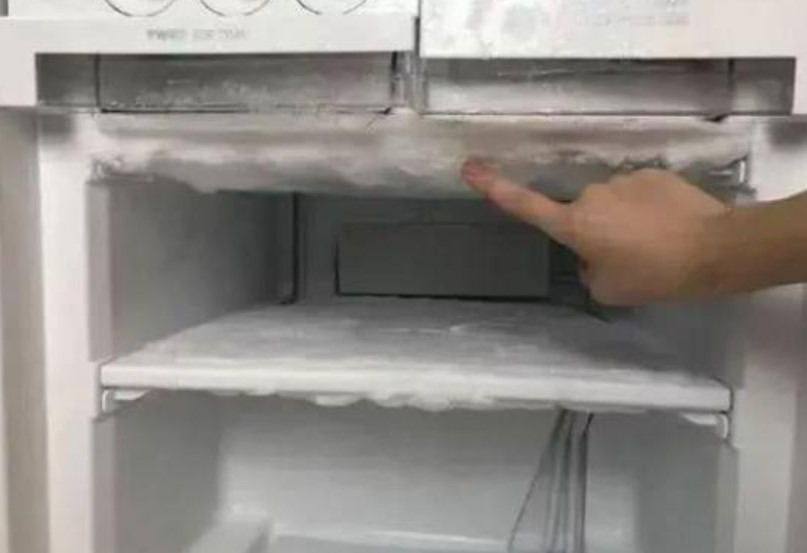 Tủ lạnh đá có dày đến đâu, nếu bạn bỏ thứ này vào, sương sẽ tự động tan và sạch hơn so với việc dùng xẻng xúc