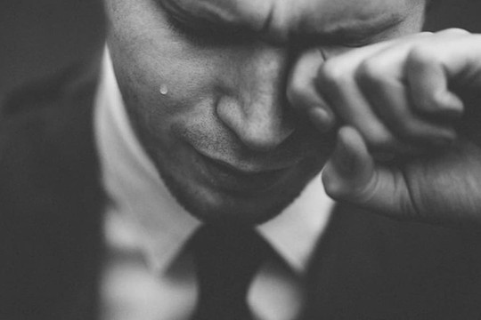 Vợ mất trong đêm hôm cưới, tay nắm chặt chiếc chăn bông đang đắp trên người, tôi nuốt nước mắt đưa mẹ vào tù trong tuyệt vọng