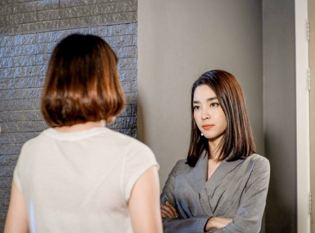 Ngày ra mắt họ hàng, bị các bác lần lượt hỏi xoáy nhưng người yêu rất tự tin trả lời rõ ràng, cho đến khi chị họ tôi hỏi một câu thì cô ấy chột dạ đến lặng cả người