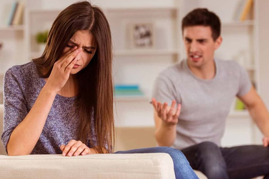 Vất vả hơn 10 năm ở xứ người để gửi tiền về cho vợ mua đất làm nhà, ngày trở về vợ tiết lộ một chuyện động trời khiến tôi vô cùng phẫn nộ