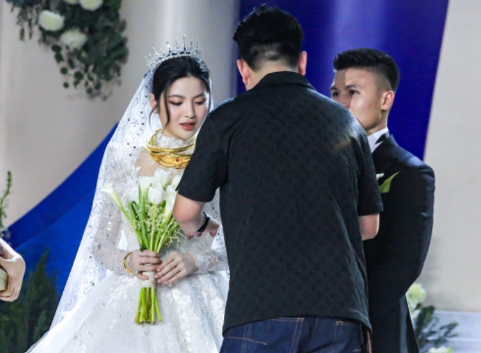 Không phải ruột thịt Chu Thanh Huyền và Quang Hải vẫn được vợ chồng này trao sương sương 6 cây vàng trị giá nửa tỉ đồng ngày cưới