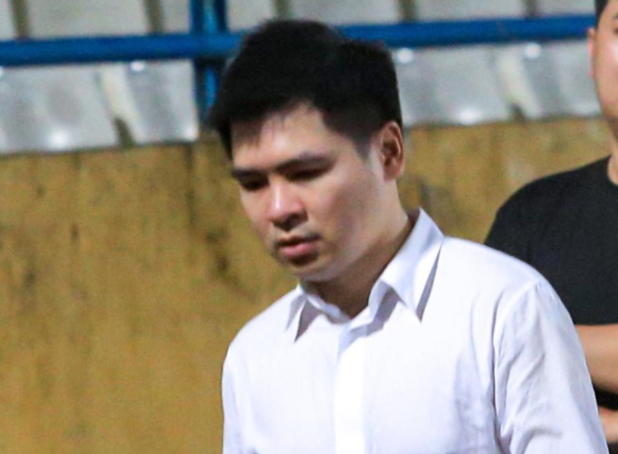 Chủ tịch CLB Hà Nội buồn bã đi phăng phăng rời sân sau trận thua khiến hoa hậu Đỗ Mỹ Linh hớt hải chạy theo sau