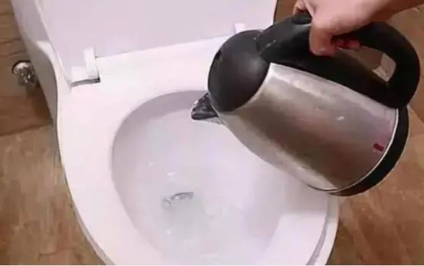 Khi nhận phòng khách sạn, tại sao nên đổ một ấm nước sôi vào bồn cầu?