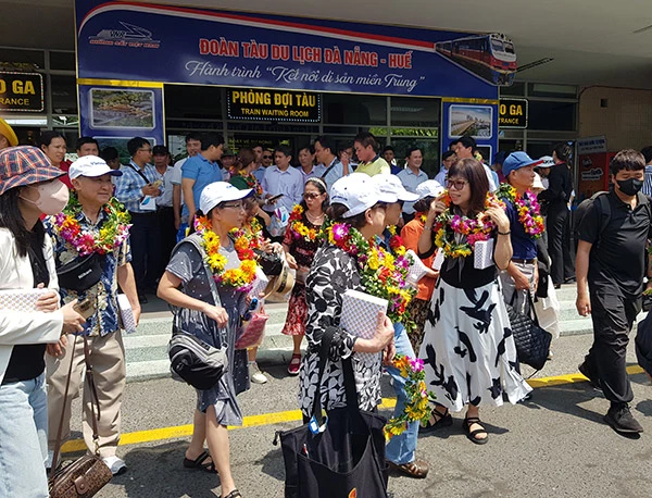 Du khách từ Thừa Thiên Huế vào Đà Nẵng trên đoàn tàu du lịch "Kết nối di sản miền Trung" do Tổng cục Đường sắt tổ chức.