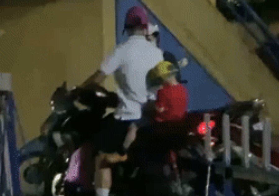 Duy Mạnh được ái nữ cựu chủ tịch CLB Sài Gòn đi xe máy đến đón sau trận, sở hữu tài sản bạc tỉ mà vẫn giản dị thế này