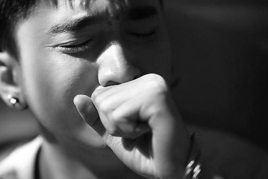 Đến phòng bạn gái chơi, bác hàng xóm bất ngờ tiết lộ một tin động trời khiến tôi chết đứng