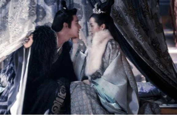 Bà là Hoàng hậu hạnh phúc nhất, được chồng sủng ái suốt 45 năm, sau khi bà qua đời, Hoàng đế cũng đi theo bà