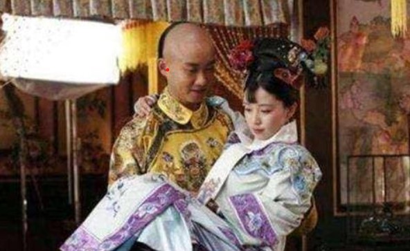 Hoàng đế có thể tùy ý sủng ái cung nữ, nhưng nếu cung nữ có thai, làm sao có thể chứng minh đó là hạt giống rồng?