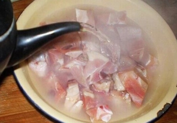 Mẹo vàng loại bỏ độc tố trong thịt lợn mua ngoài chợ: Đừng dại mà chần