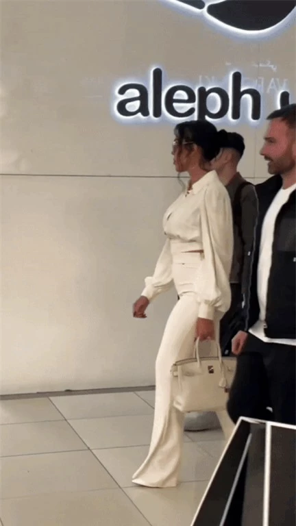 Bạn gái Ronaldo khi mua sắm có lực lượng nhân viên hùng hậu đi theo. Người cõng bé Mateo, người xách giúp cho cô nàng các túi đồ