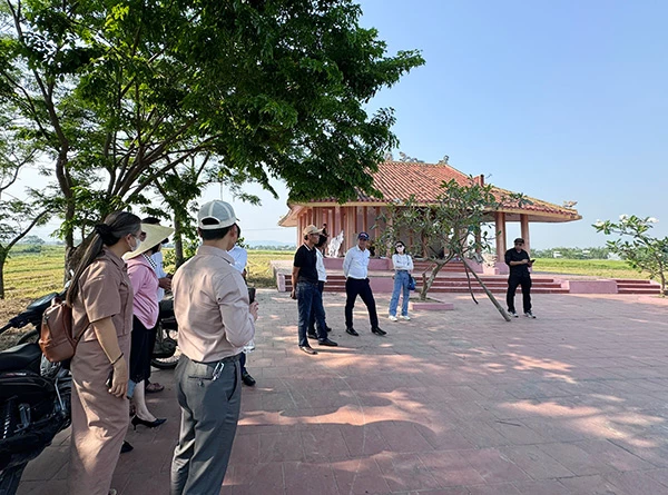 Lãnh đạo huyện Hoà Vang và Nhà hát Trưng Vương Đà Nẵng kiểm tra địa điểm tổ chức chương trình nghệ thuật "Cánh đồng vàng" tại di tích Văn chỉ La Châu.