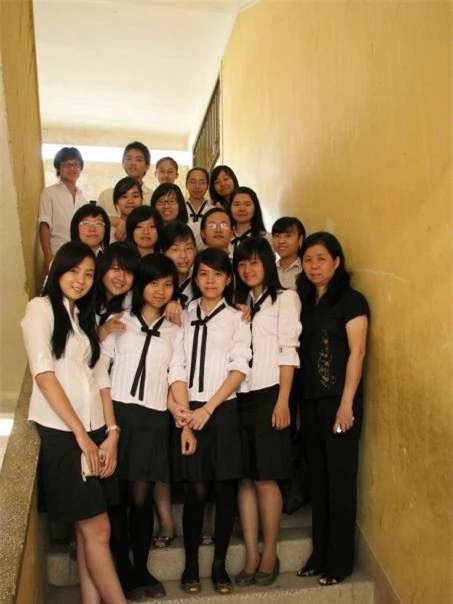 MC Mai Ngọc (hàng đầu, ngoài cùng bên trái) chụp ảnh cùng cô chủ nhiệm và các bạn trong lớp