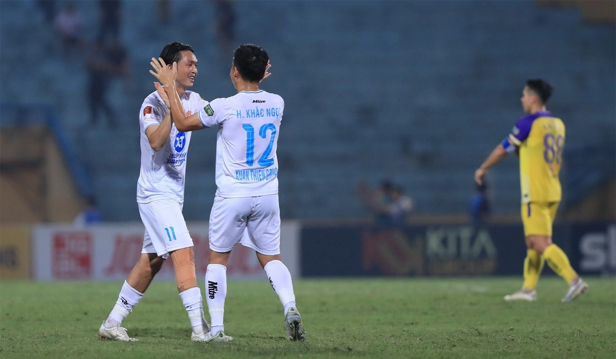 Tuấn Anh mắc sai sót về số áo thi đấu ở trận ra mắt Nam Định