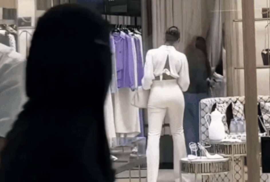 Bạn gái Ronaldo khi mua sắm: Chọn đồ không nhìn giá, có dàn nhân viên hùng hậu đi theo để xách hết túi lớn túi nhỏ