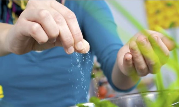 Ngừng cho muối vào rau luộc vì gây hại cho sức khỏe, chuyên gia chỉ các bà nội trợ cách làm đúng