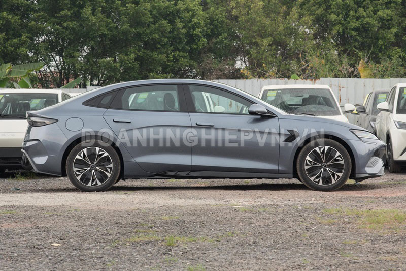 Xe sedan dài 4,8 mét, công suất 313 mã lực, giá ‘hạt dẻ’