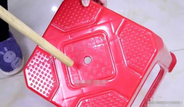 Cuối cùng tôi cũng hiểu cái lỗ nhỏ ở giữa chiếc ghế nhựa để làm gì? Đáng tiếc có nhiều người không hiểu, đó là một tổn thất lớn
