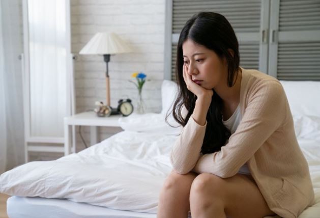 Đêm ấy uống say, tôi về nhà người yêu qua đêm, không ngờ đang ngủ thì giật thót mình khi sờ phải thứ trơn trượt lành lạnh đang quấn chặt vào anh