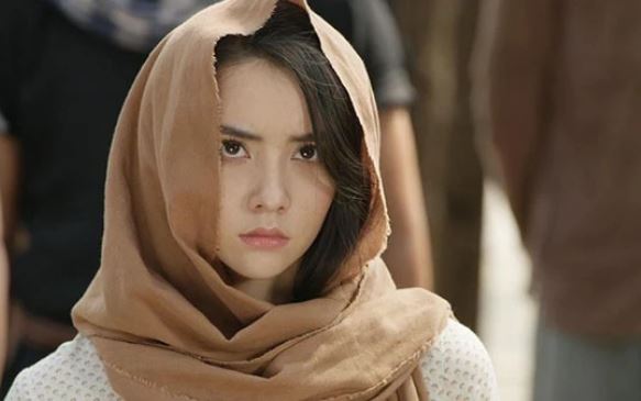 Gặp mẹ người yêu em phải lấy khăn che nửa khuôn mặt, vậy mà vẫn vô tình làm chiếc khăn rơi xuống khiến bác thất kinh la lên