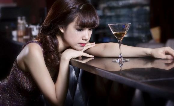 Nghe người yêu và mẹ anh to tiếng với nhau trong phòng, em ứa nước mắt nhưng vì giữ sĩ diện nên vẫn rửa hết số bát rồi mới đi về