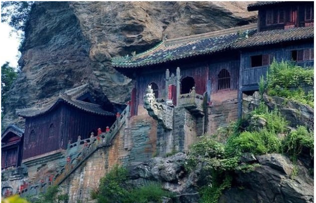 Ngọn đèn dầu vĩnh cửu ở núi Võ Đang đã hơn 600 năm không tắt, các chuyên gia cũng không thể giải thích nhưng du khách đã giải mã được bí ẩn