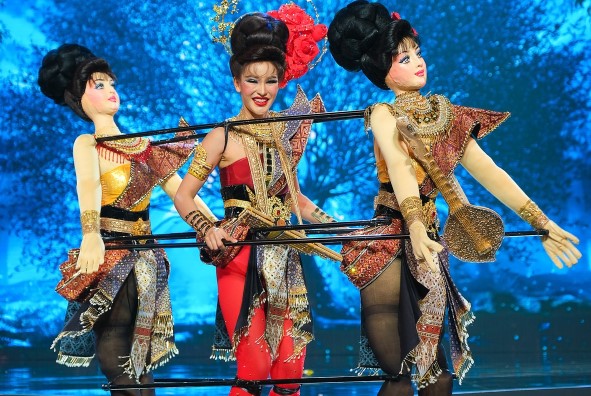 Loạt trang phục dân tộc độc, lạ của Hoa hậu Hòa bình Thái Lan 2024