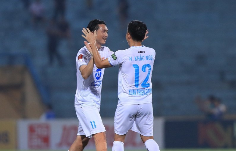 Tuấn Anh mắc sai sót về số áo thi đấu ở trận ra mắt Nam Định