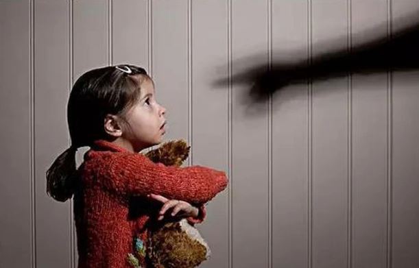 Từng hét vào mặt con: "Định làm khổ mẹ tới bao giờ, mẹ hoàn toàn thất vọng", tôi hối hận khi đọc tâm sự trong vở của con