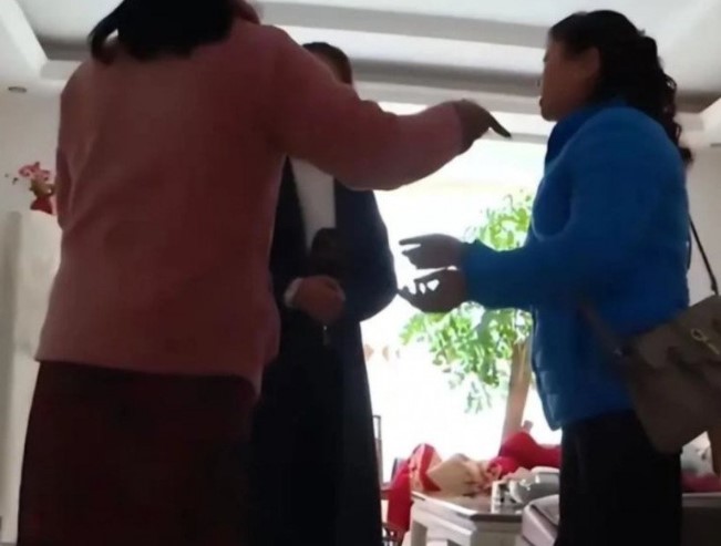 Đi làm giúp việc rồi lấy ông chủ hơn 24 tuổi, khi chồng qua đời người phụ nữ gặp kết đắng