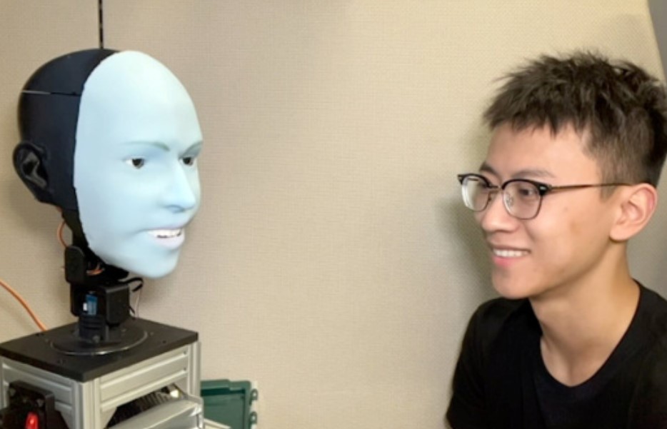 Robot thế hệ mới có khả năng dự đoán và bắt chước nụ cười của con người