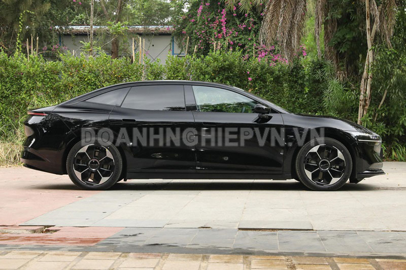 Xe sedan lớn ngang Toyota Camry, công suất 636 mã lực, giá hơn 680 triệu đồng