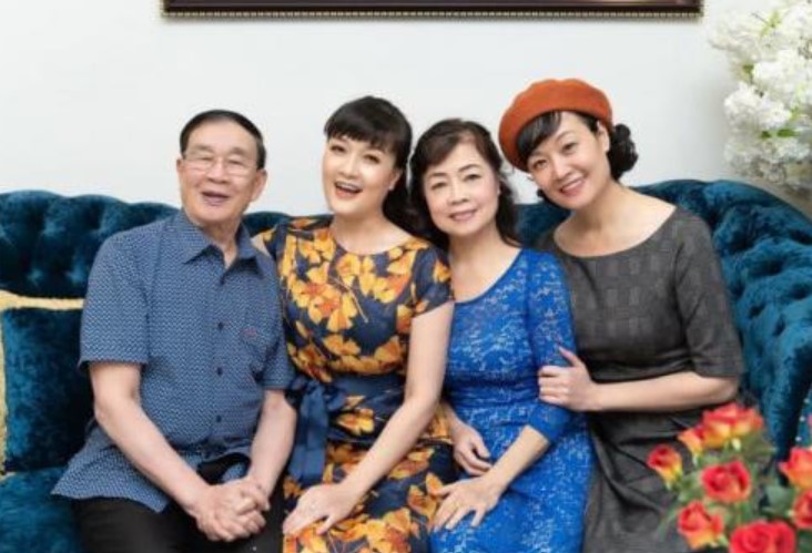 Cô là chị gái ruột kín tiếng của danh hài Vân Dung, từng đi thi Hoa hậu, hiện tại vẫn rất xinh đẹp và sành điệu ở tuổi 50