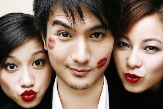 Dấu hiệu nhận biết đàn ông trăng hoa, chị em xem ngay để tránh kẻo khổ cả đời