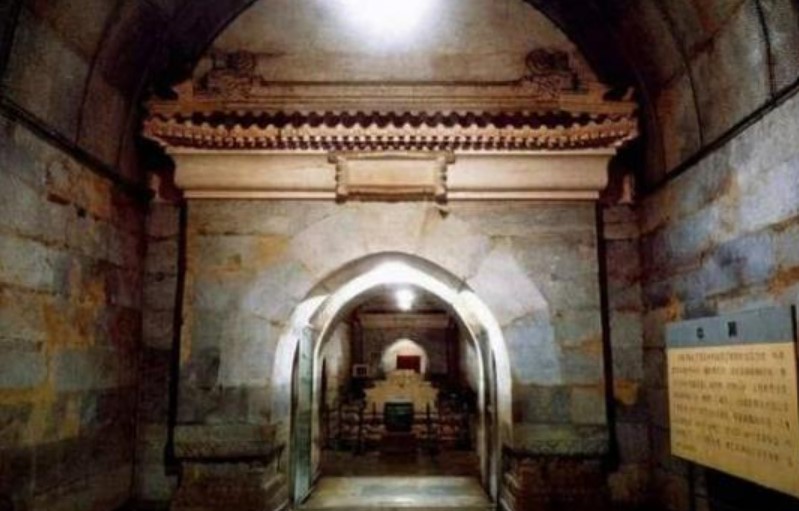 X&#xE1;c &#x1B0;&#x1EDB;p n&#x1EEF; ho&#xE0;n ch&#x1EC9;nh &#x111;&#x1B0;&#x1EE3;c t&#xEC;m th&#x1EA5;y trong l&#x103;ng m&#x1ED9; C&#xE0;n Long, m&#x1EB7;c &#xE1;o v&#xE0;ng v&#xE0; m&#x1EC9;m c&#x1B0;&#x1EDD;i, danh t&#xED;nh th&#x1EF1;c s&#x1EF1; &#x111;&#x1B0;&#x1EE3;c ti&#x1EBF;t l&#x1ED9;