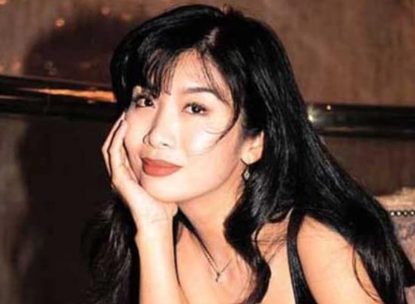 Cô là 'nữ hoàng phim cấp 3' từng khiến Thành Long mê mệt, tăng lên hơn 100 kg ở tuổi 61 nhưng vẫn xinh đẹp đến choáng váng