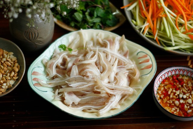 Thêm thứ này khi nấu, tai heo luộc trắng giòn, không thâm, không hôi