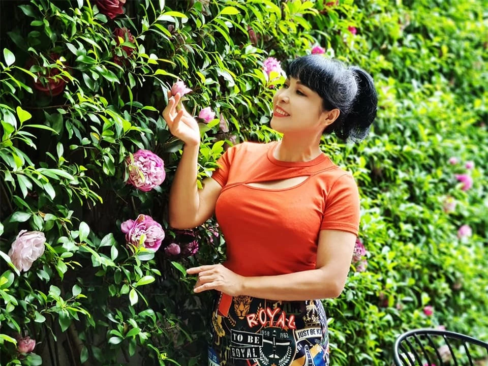 Hoa hậu điện ảnh Hương Giang từng bị khán giả ghét, tuổi 50 chẳng ngại đồ cắt xẻ, khoe chân thon như thiếu nữ - 15