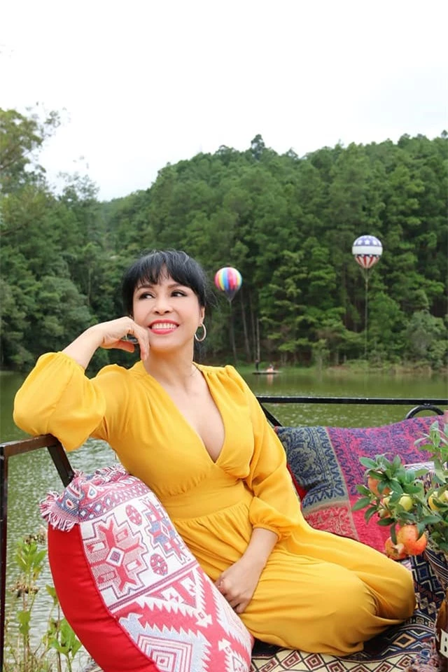 Hoa hậu điện ảnh Hương Giang từng bị khán giả ghét, tuổi 50 chẳng ngại đồ cắt xẻ, khoe chân thon như thiếu nữ - 20