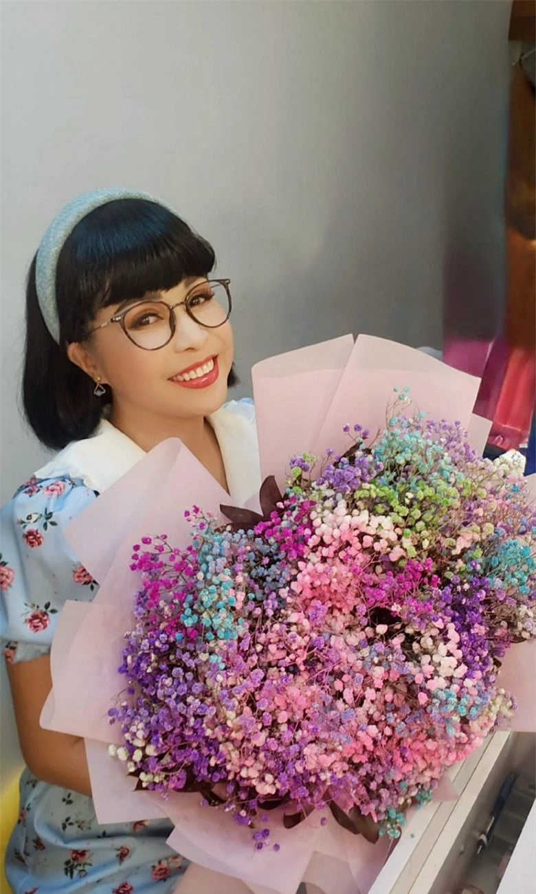 Hoa hậu điện ảnh Hương Giang từng bị khán giả ghét, tuổi 50 chẳng ngại đồ cắt xẻ, khoe chân thon như thiếu nữ - 24