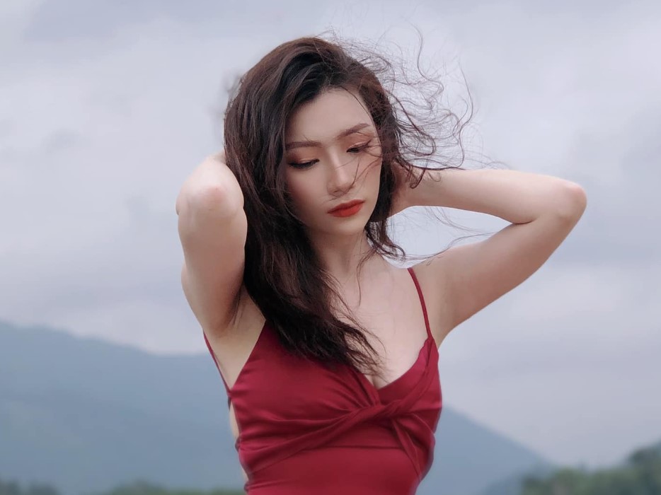 Nhan sắc cực phẩm của hot girl được Văn Thanh ôm chầm trước khi lên Porsche 4 tỷ, profile mới choáng