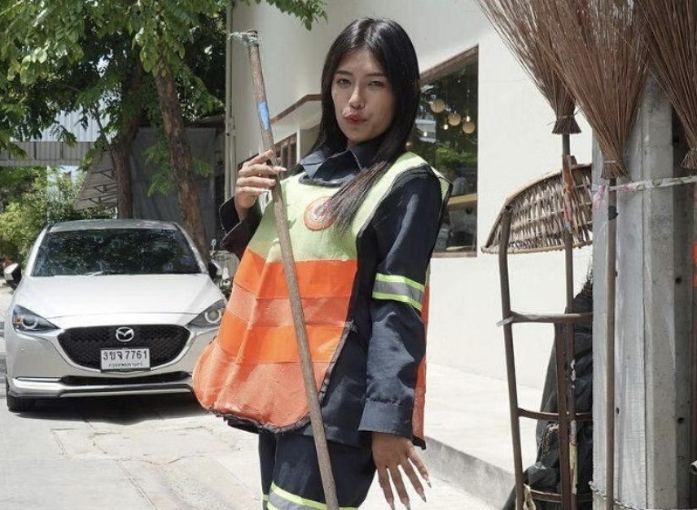 'Cô quét rác đẹp nhất Thái Lan' kiếm được 2.000 USD mỗi tháng nhờ làm Hot TikToker