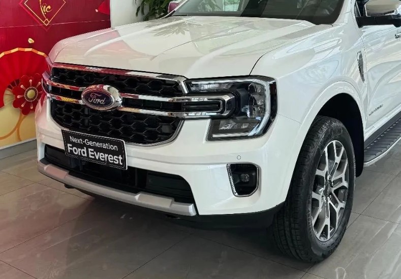 Ford Everest 2024 lộ diện tại đại lý Việt Nam, có thể bị lược bớt trang bị?