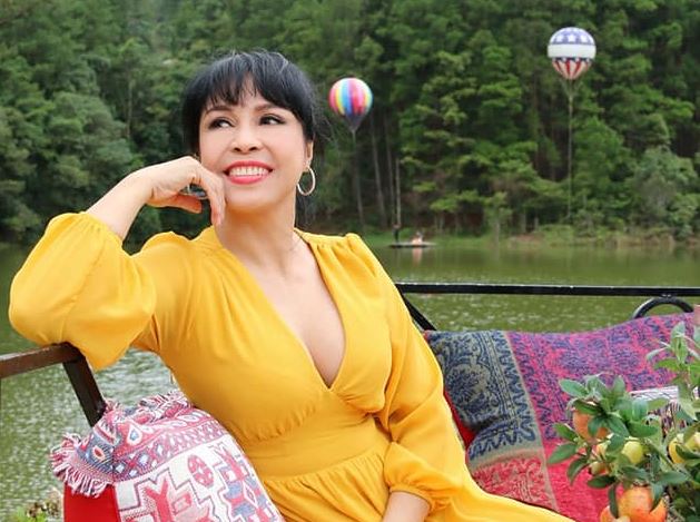 Hoa h&#x1EAD;u &#x111;i&#x1EC7;n &#x1EA3;nh H&#x1B0;&#x1A1;ng Giang t&#x1EEB;ng b&#x1ECB; kh&#xE1;n gi&#x1EA3; gh&#xE9;t, tu&#x1ED5;i 50 ch&#x1EB3;ng ng&#x1EA1;i &#x111;&#x1ED3; c&#x1EAF;t x&#x1EBB;, khoe ch&#xE2;n thon nh&#x1B0; thi&#x1EBF;u n&#x1EEF;