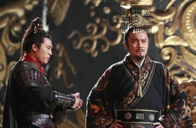 Tại sao Tần Thủy Hoàng mặc long bào màu đen, các hoàng đế khác lại mặc áo màu vàng? - Vì họ không dám?