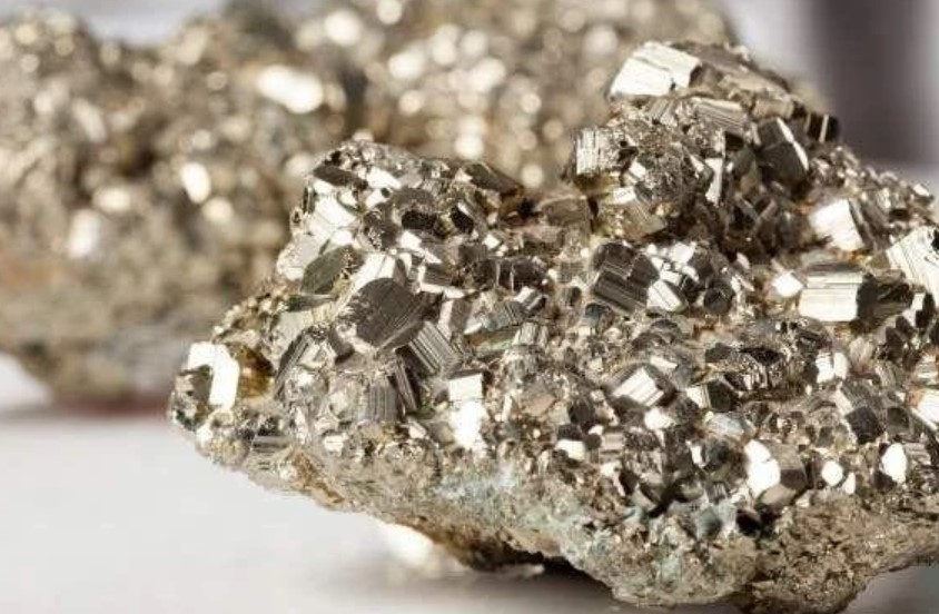 Viên đá đắt nhất thế giới: Không chứa vàng hay kim cương, chỉ cần 1 gram đủ sống sung sướng hết đời