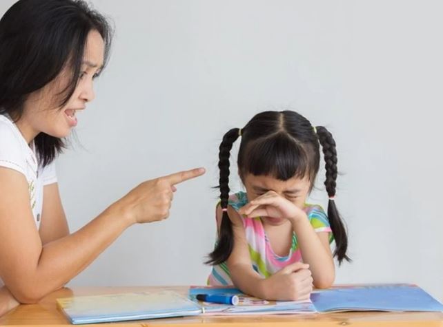 Bố mẹ thường xuyên nói 5 câu này sẽ khiến con cái bị tổn thương rất nhiều, thậm chí phá hỏng hạnh phúc sau này