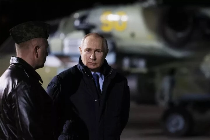 Tổng thống Nga Vladimir Putin trong chuyến thăm căn cứ Torzhok hôm 27/3. (Ảnh: Sputnik)