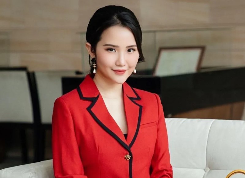 Cô gái lên bìa Hoa học trò 10 năm trước giờ là nàng dâu gia tộc nổi tiếng, chồng thiếu gia cưng như trứng